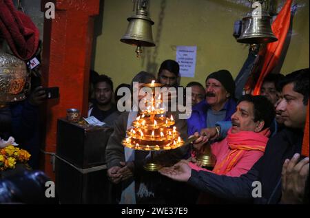 Non esclusiva: 22 gennaio 2024, Srinagar Kashmir, India: I devoti indù pregano al Tempio di Shankaracharya durante l'inaugurazione del nuovo Lord RAM Foto Stock