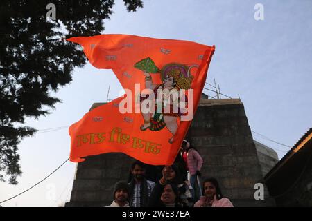 Non esclusiva: 22 gennaio 2024, Srinagar Kashmir, India: Un devoto indù onora una bandiera religiosa al Tempio di Shankaracharya durante l'inaugurazione di n Foto Stock