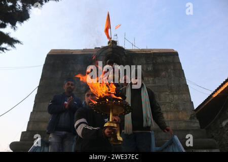 Non esclusiva: 22 gennaio 2024, Srinagar Kashmir, India: I devoti indù pregano al Tempio di Shankaracharya durante l'inaugurazione del nuovo Lord RAM Foto Stock