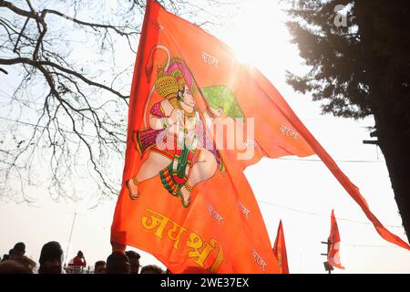 Non esclusiva: 22 gennaio 2024, Srinagar Kashmir, India: Un devoto indù onora una bandiera religiosa al Tempio di Shankaracharya durante l'inaugurazione di n Foto Stock