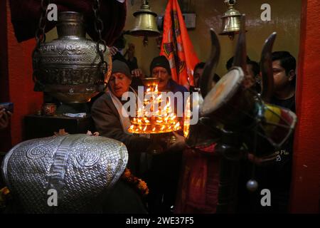 Non esclusiva: 22 gennaio 2024, Srinagar Kashmir, India: I devoti indù pregano al Tempio di Shankaracharya durante l'inaugurazione del nuovo Lord RAM Foto Stock