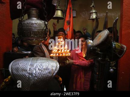 Non esclusiva: 22 gennaio 2024, Srinagar Kashmir, India: I devoti indù pregano al Tempio di Shankaracharya durante l'inaugurazione del nuovo Lord RAM Foto Stock