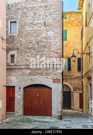 Jesi, uno dei borghi più tipici delle Marche, presenta una serie di meravigliosi centri storici, evidenziati da edifici medievali e vicoli Foto Stock