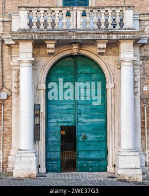 Jesi, uno dei borghi più tipici delle Marche, presenta una serie di meravigliosi centri storici, evidenziati da edifici medievali e vicoli Foto Stock