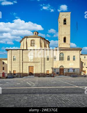 Jesi, uno dei borghi più tipici delle Marche, presenta una serie di meravigliosi centri storici, evidenziati da edifici medievali e vicoli Foto Stock