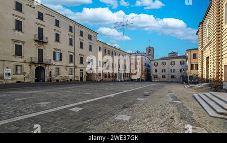 Jesi, uno dei borghi più tipici delle Marche, presenta una serie di meravigliosi centri storici, evidenziati da edifici medievali e vicoli Foto Stock