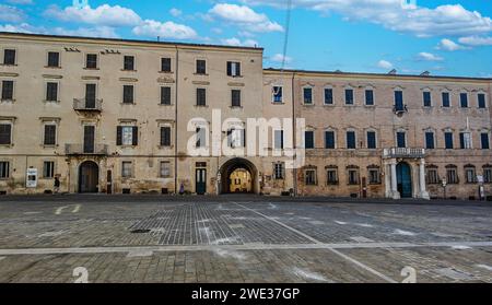 Jesi, uno dei borghi più tipici delle Marche, presenta una serie di meravigliosi centri storici, evidenziati da edifici medievali e vicoli Foto Stock