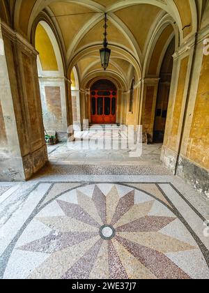 Jesi, uno dei borghi più tipici delle Marche, presenta una serie di meravigliosi centri storici, evidenziati da edifici medievali e vicoli Foto Stock