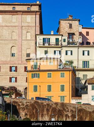 Jesi, uno dei borghi più tipici delle Marche, presenta una serie di meravigliosi centri storici, evidenziati da edifici medievali e vicoli Foto Stock