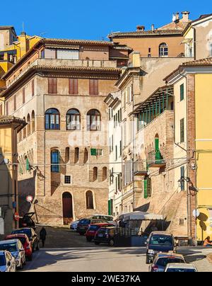 Jesi, uno dei borghi più tipici delle Marche, presenta una serie di meravigliosi centri storici, evidenziati da edifici medievali e vicoli Foto Stock