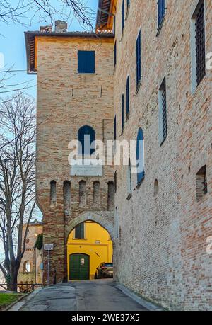 Jesi, uno dei borghi più tipici delle Marche, mostra un'imponente cinta muraria che circonda la città, una delle meglio conservate in Italia Foto Stock