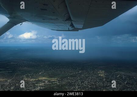 Vista aerea da un piccolo volo aereo sopra Maun, con temporale, preso nel 2001, Delta dell'Okavango, Botswana, Africa Foto Stock
