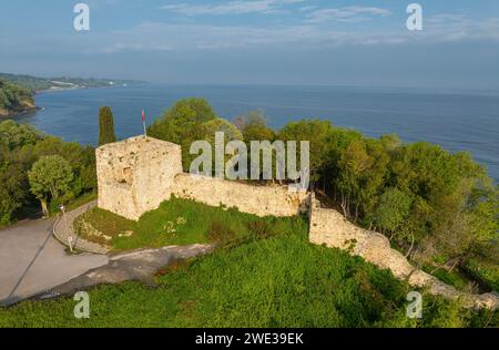 Il castello di Ceneviz è stato costruito su una scogliera situata tra due baie, 2.5 chilometri a ovest del distretto di Düzce Akçakoca in turchia. Foto Stock