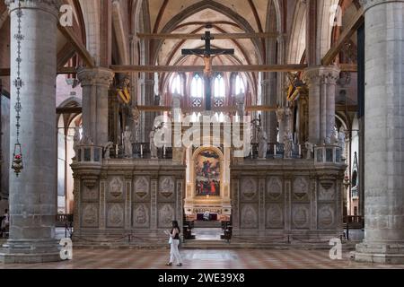 Setto in marmo del coro dei Frati gotici lignei di Marco e Francesco Cozzi del XV secolo e del Rinascimento italiano assunzione della Vergine Foto Stock