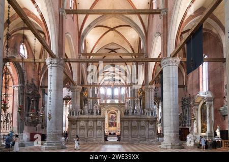 Setto in marmo del coro dei Frati gotici lignei di Marco e Francesco Cozzi del XV secolo e del Rinascimento italiano assunzione della Vergine Foto Stock