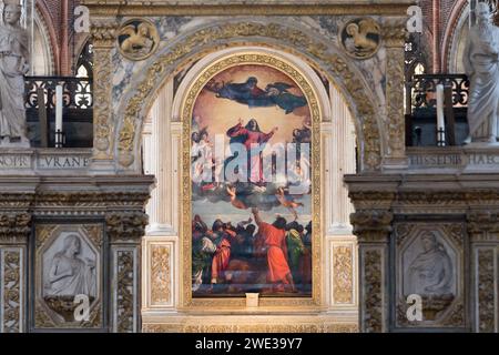 Setto in marmo del coro gotico dei Frati lignei di Marco e Francesco Cozzi del XV secolo e del Rinascimento italiano assunzione della Vergine Foto Stock