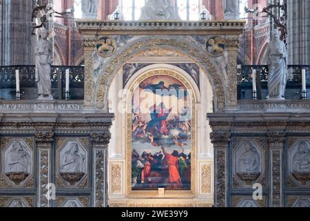 Setto in marmo del coro gotico dei Frati lignei di Marco e Francesco Cozzi del XV secolo e del Rinascimento italiano assunzione della Vergine Foto Stock