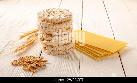 Una colazione gustosa e nutriente con torte di riso disposte su un tavolo di legno bianco pulito, promettendo un inizio delizioso e nutriente Foto Stock