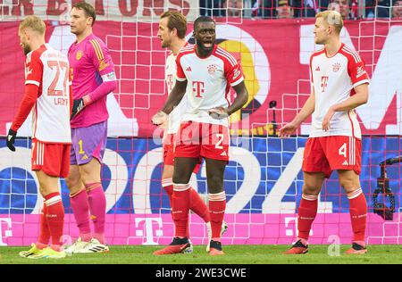 Dayot Upamecano , FCB 2 Angry, Manuel NEUER, portiere FCB 1 Matthijs de Ligt, FCB 4 nella partita FC BAYERN MUENCHEN - WERDER BREMA 0-1 il 21 gennaio 2024 a Monaco di Baviera, Germania. Stagione 2023/2024, 1.Bundesliga, FCB, München, giorno 18, 18.Spieltag © Peter Schatz / Alamy Live News - LE NORMATIVE DFL VIETANO QUALSIASI USO DI FOTOGRAFIE come SEQUENZE DI IMMAGINI e/o QUASI-VIDEO - Foto Stock