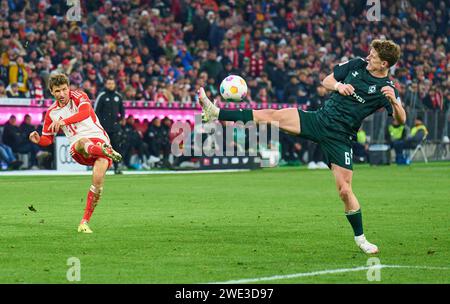 Thomas MUELLER, Müller, FCB 25 competono per la palla, placcaggio, duello, colpo di testa, zweikampf, azione, lotta contro Jens Stage, BRE 6 nella partita FC BAYERN MUENCHEN - WERDER BREMA 0-1 il 21 gennaio 2024 a Monaco di Baviera, Germania. Stagione 2023/2024, 1.Bundesliga, FCB, München, giorno 18, 18.Spieltag © Peter Schatz / Alamy Live News - LE NORMATIVE DFL VIETANO QUALSIASI USO DI FOTOGRAFIE come SEQUENZE DI IMMAGINI e/o QUASI-VIDEO - Foto Stock