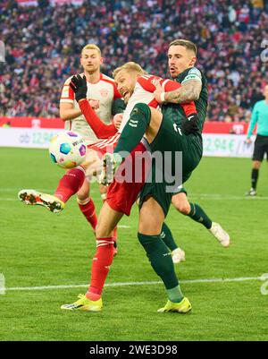 Konrad Laimer, FCB 27 gareggia per la palla, placcaggio, duello, colpo di testa, zweikampf, azione, lotta contro Marco FRIEDL, BRE 32 nella partita FC BAYERN MUENCHEN - WERDER BREMA 0-1 il 21 gennaio 2024 a Monaco di Baviera, Germania. Stagione 2023/2024, 1.Bundesliga, FCB, München, giorno 18, 18.Spieltag © Peter Schatz / Alamy Live News - LE NORMATIVE DFL VIETANO QUALSIASI USO DI FOTOGRAFIE come SEQUENZE DI IMMAGINI e/o QUASI-VIDEO - Foto Stock