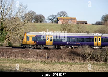 West Midlands Railway classe 170 treno diesel, Warwickshire, Regno Unito Foto Stock