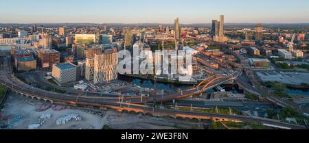 Immagine aerea panoramica del centro di Manchester con l'Ordsall Chord e la costruzione del Manchester Goods Yard e degli Aviva Studios in primo piano Foto Stock