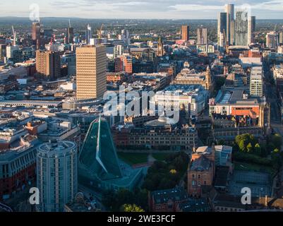 Fotografia aerea di Indigo Hotel, National Football Museum at Urbis, Corn Exchange, Arndale House, Beetham Square & Deansgate Square, Manchester, Regno Unito Foto Stock