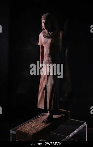 Cairo, Egitto - 2 gennaio 2024: Statua tailandese, XVIII dinastia, scriba reale e sorvegliante Amenofi III, nel Museo Egizio Foto Stock
