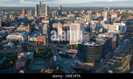 Immagine aerea del centro di Manchester, Embankment, Manchester Piccadilly, Deansgate Square, Beetham Tower e la linea ferroviaria che conduce alla stazione Victoria Foto Stock