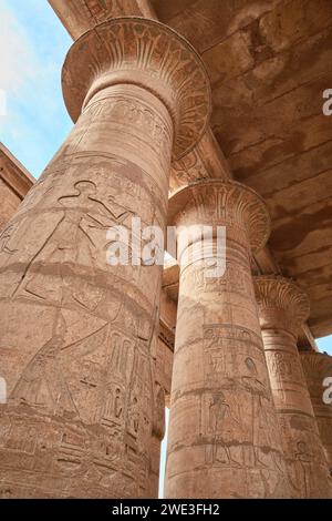 Luxor, Egitto - dicembre 2023: Il Ramesseum è il tempio commemorativo o tempio mortuario del faraone Ramses II Si trova nella necropoli di Tebe Foto Stock