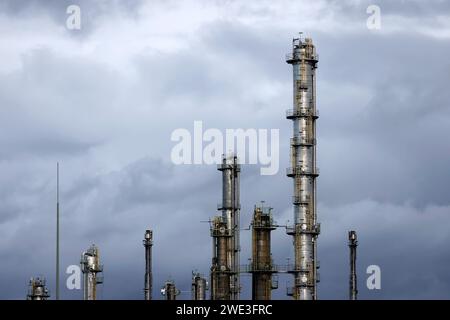 Industrieanlagen von Shell Energy a Wesseling bei Köln. Die Umgebung ist geprägt von Stromleitungen und Industrieschloten. Themenbild, Symbolbild. Wesseling, 22.01.2024 NRW Deutschland *** impianti industriali Shell Energys a Wesseling vicino Colonia l'area circostante è caratterizzata da linee elettriche e camini industriali immagine a tema, immagine simbolica Wesseling, 22 01 2024 NRW Germania Copyright: XChristophxHardtx Foto Stock