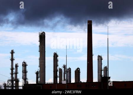 Industrieanlagen von Shell Energy a Wesseling bei Köln. Die Umgebung ist geprägt von Stromleitungen und Industrieschloten. Themenbild, Symbolbild. Wesseling, 22.01.2024 NRW Deutschland *** impianti industriali Shell Energys a Wesseling vicino Colonia l'area circostante è caratterizzata da linee elettriche e camini industriali immagine a tema, immagine simbolica Wesseling, 22 01 2024 NRW Germania Copyright: XChristophxHardtx Foto Stock