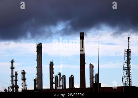 Industrieanlagen von Shell Energy a Wesseling bei Köln. Die Umgebung ist geprägt von Stromleitungen und Industrieschloten. Themenbild, Symbolbild. Wesseling, 22.01.2024 NRW Deutschland *** impianti industriali Shell Energys a Wesseling vicino Colonia l'area circostante è caratterizzata da linee elettriche e camini industriali immagine a tema, immagine simbolica Wesseling, 22 01 2024 NRW Germania Copyright: XChristophxHardtx Foto Stock