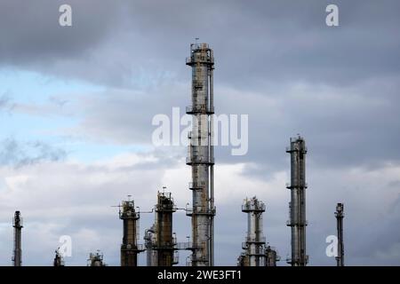 Industrieanlagen von Shell Energy a Wesseling bei Köln. Die Umgebung ist geprägt von Stromleitungen und Industrieschloten. Themenbild, Symbolbild. Wesseling, 22.01.2024 NRW Deutschland *** impianti industriali Shell Energys a Wesseling vicino Colonia l'area circostante è caratterizzata da linee elettriche e camini industriali immagine a tema, immagine simbolica Wesseling, 22 01 2024 NRW Germania Copyright: XChristophxHardtx Foto Stock