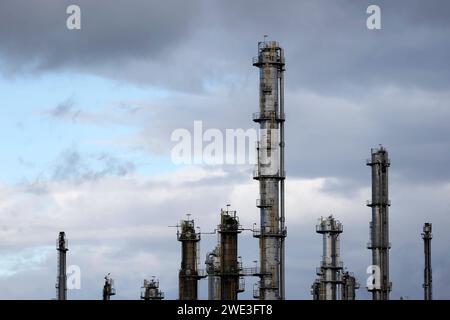 Industrieanlagen von Shell Energy a Wesseling bei Köln. Die Umgebung ist geprägt von Stromleitungen und Industrieschloten. Themenbild, Symbolbild. Wesseling, 22.01.2024 NRW Deutschland *** impianti industriali Shell Energys a Wesseling vicino Colonia l'area circostante è caratterizzata da linee elettriche e camini industriali immagine a tema, immagine simbolica Wesseling, 22 01 2024 NRW Germania Copyright: XChristophxHardtx Foto Stock