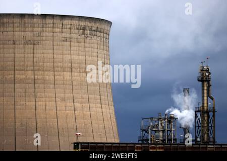 Industrieanlagen von Shell Energy a Wesseling bei Köln. Die Umgebung ist geprägt von Stromleitungen und Industrieschloten. Themenbild, Symbolbild. Wesseling, 22.01.2024 NRW Deutschland *** impianti industriali Shell Energys a Wesseling vicino Colonia l'area circostante è caratterizzata da linee elettriche e camini industriali immagine a tema, immagine simbolica Wesseling, 22 01 2024 NRW Germania Copyright: XChristophxHardtx Foto Stock