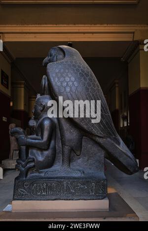 Cairo, Egitto - 2 gennaio 2024: Statua del giovane Ramses II e del Dio Horus al Museo Egizio Foto Stock