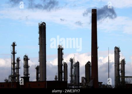 Industrieanlagen von Shell Energy a Wesseling bei Köln. Die Umgebung ist geprägt von Stromleitungen und Industrieschloten. Themenbild, Symbolbild. Wesseling, 22.01.2024 NRW Deutschland *** impianti industriali Shell Energys a Wesseling vicino Colonia l'area circostante è caratterizzata da linee elettriche e camini industriali immagine a tema, immagine simbolica Wesseling, 22 01 2024 NRW Germania Copyright: XChristophxHardtx Foto Stock