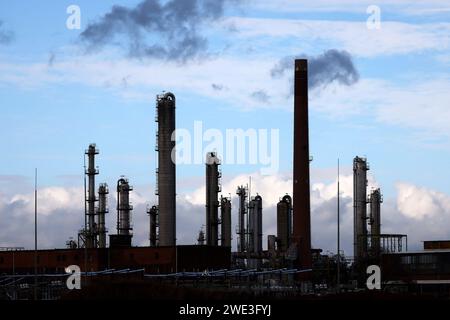 Industrieanlagen von Shell Energy a Wesseling bei Köln. Die Umgebung ist geprägt von Stromleitungen und Industrieschloten. Themenbild, Symbolbild. Wesseling, 22.01.2024 NRW Deutschland *** impianti industriali Shell Energys a Wesseling vicino Colonia l'area circostante è caratterizzata da linee elettriche e camini industriali immagine a tema, immagine simbolica Wesseling, 22 01 2024 NRW Germania Copyright: XChristophxHardtx Foto Stock