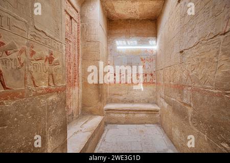 Saqqara, Egitto - 2 gennaio 2024: Figure dipinte di bassorilievi che mostrano la vita quotidiana nell'antico Egitto all'interno della tomba di Kagemni nella necropoli di Saqqara Foto Stock