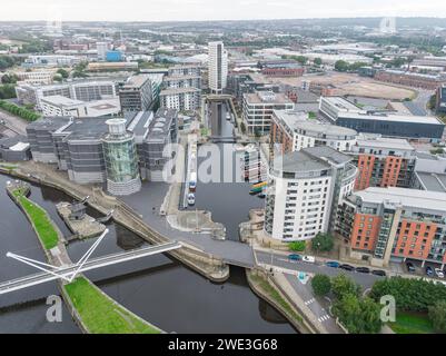 Fotografia aerea che si affaccia sul fiume Aire, la Brewery House, la Clarence House, la Royal Armouries e il Leeds Dock dal centro di Leeds, Yorkshire, Regno Unito Foto Stock