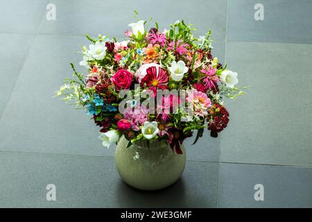 Natur, Pflanzen, Blumen, Blumenstrauss, Geburtstag, Geburtstagsstrauss, Glockenblumen, Campanula, Rosen *** didascalia locale **** Foto Stock