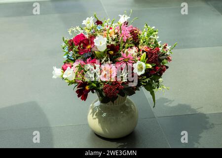 Natur, Pflanzen, Blumen, Blumenstrauss, Geburtstag, Geburtstagsstrauss, Glockenblumen, Campanula, Rosen *** didascalia locale **** Foto Stock