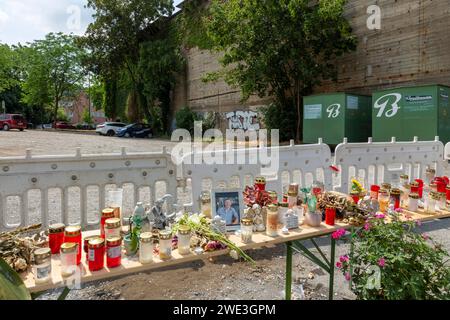 Gedenkstaette mit Blumen und Kerzen auf der Sterkrader Fronleichnamskirmes 2023, Toedlicher Unfall am 11.06.2023 beim Fahrgeschaeft breakdance nahe de Foto Stock