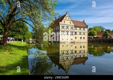 Deutschland, Havixbeck, Baumberge, Muensterland, Westfalen, Nordrhein-Westfalen, NRW, Burg Huelshoff, Wasserburg, Renaissance, Haupthaus, Schlossteich Foto Stock