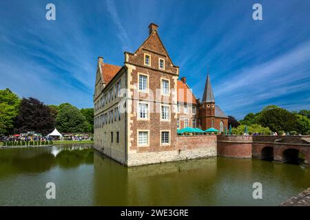 Deutschland, Havixbeck, Baumberge, Muensterland, Westfalen, Nordrhein-Westfalen, NRW, Burg Huelshoff, Wasserburg, Renaissance, Haupthaus mit Burgkapel Foto Stock