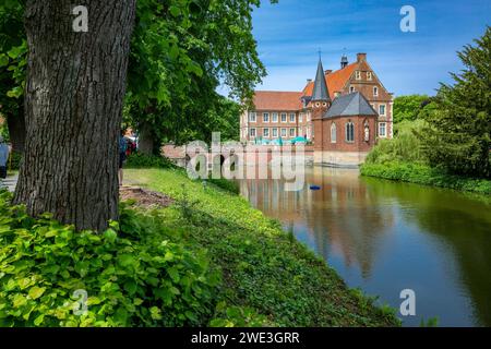 Deutschland, Havixbeck, Baumberge, Muensterland, Westfalen, Nordrhein-Westfalen, NRW, Burg Huelshoff, Wasserburg, Renaissance, Haupthaus mit Burgkapel Foto Stock