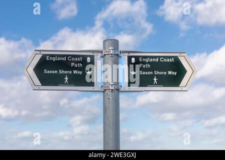 Un cartello per l'England Coast Path e la Saxon Shore Way a Herne Bay, Kent, Regno Unito Foto Stock