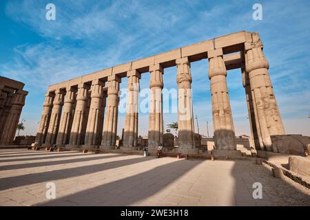 Luxor, Egitto - dicembre 26 2023: Colonne del Tempio di Luxor, un grande tempio egizio antico, sponda orientale del Nilo Foto Stock
